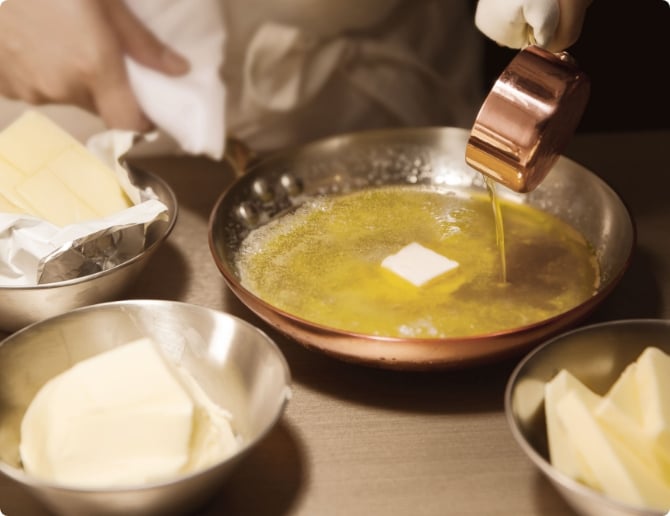 穀物の風味香るさっくり生地に芳醇な発酵バターを感じる独自ブレンドのバター。